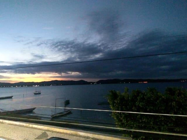 Salinas da Margarida vista para o mar.