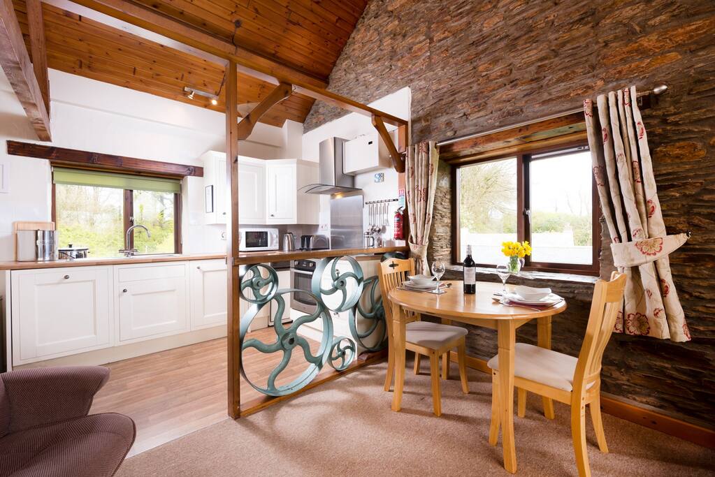 Kitchen & dining area