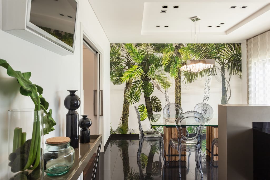 Kitchen with dining table (with TV)