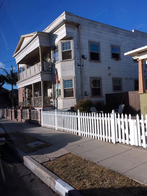 Studio apt. faces relatively quiet street on 2nd floor.