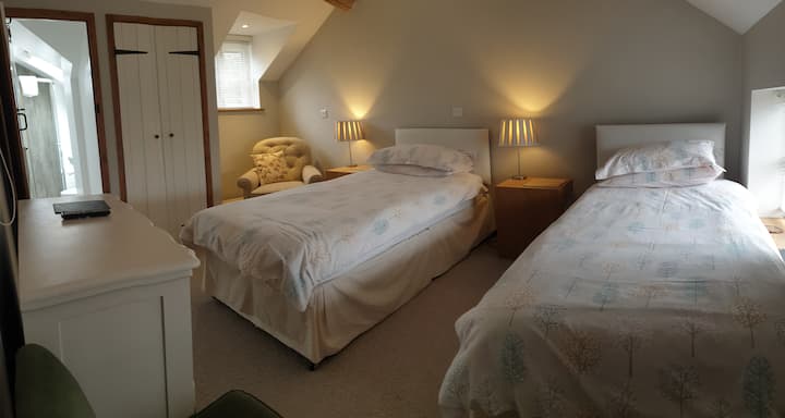 Двокреветна соба 2 на која е прикажан супер брачен кревет (широк 150-179 см) поделен на двокреветни