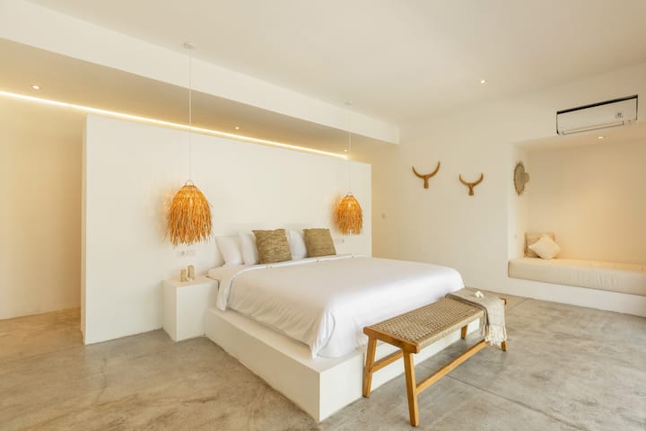 Villa Ruta II, Seseh - Ubunifu wa chumba cha kulala unasisitiza mistari safi na uzuri mdogo. 