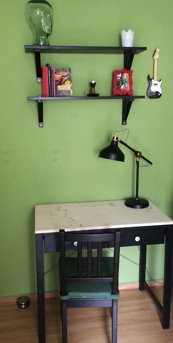 Schreibtisch mit Arbeitsbeleuchtung.