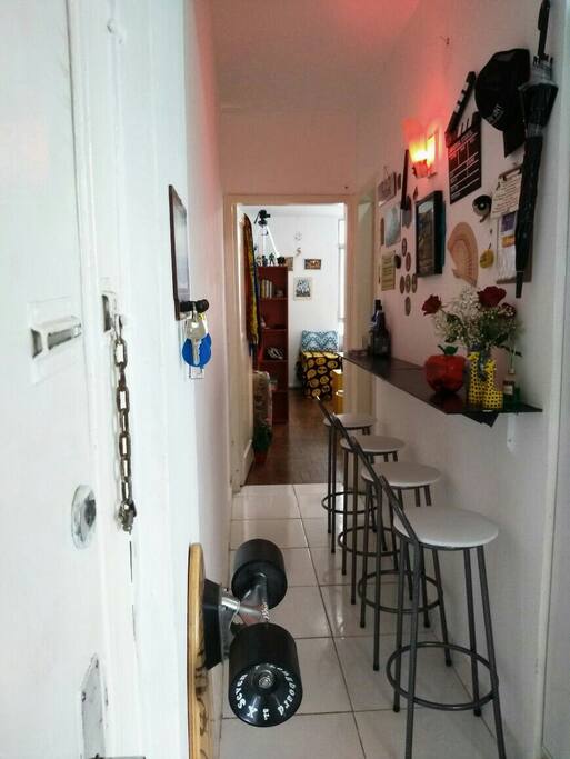 Entrada: bar e bancada para refeições