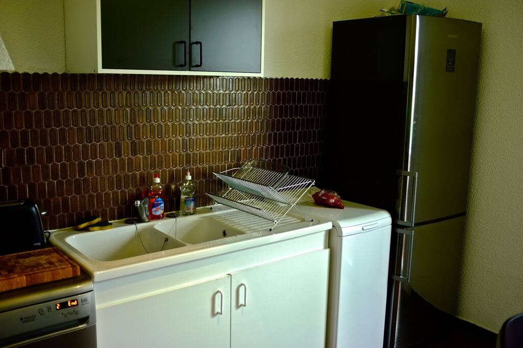 Cuisine équipée (cuisinière vitrocéramique, frigo, lave linge)