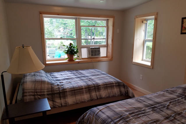 第一间卧室有两张双人床