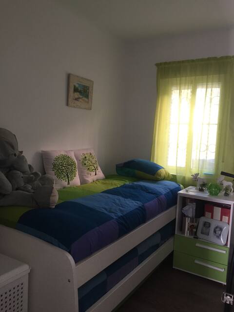 Zona tranquila, tiendas cerca, metro a la puerta