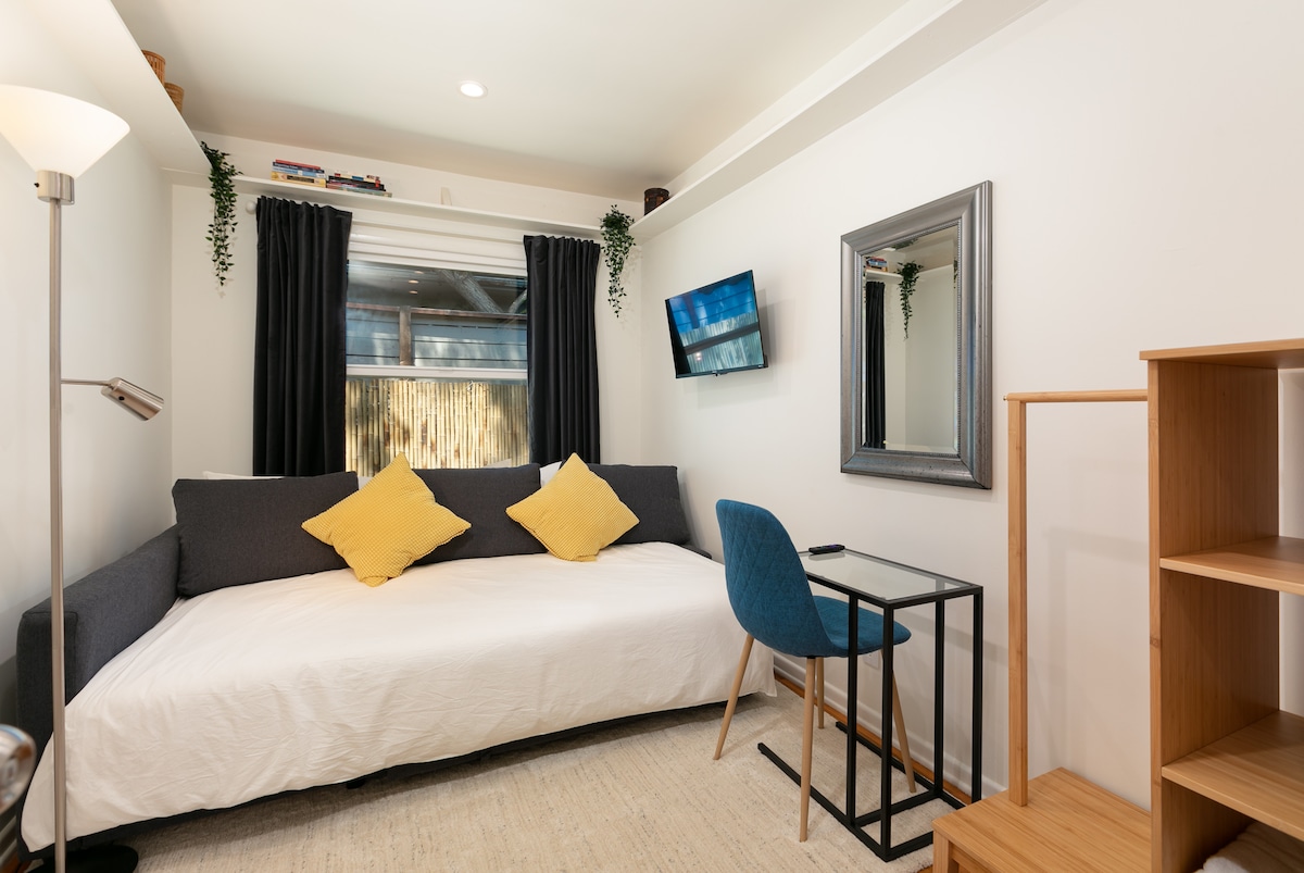 La más pequeña de las habitaciones, esta tercera habitación es versátil: salón, oficina o habitación para niños. Chaise se convierte en una cama durmiente. El tamaño está entre una Queen y un Full. Adecuado para 1 o 2  adultos.

Indícanos cómo quieres que esté configurada esta habitación.