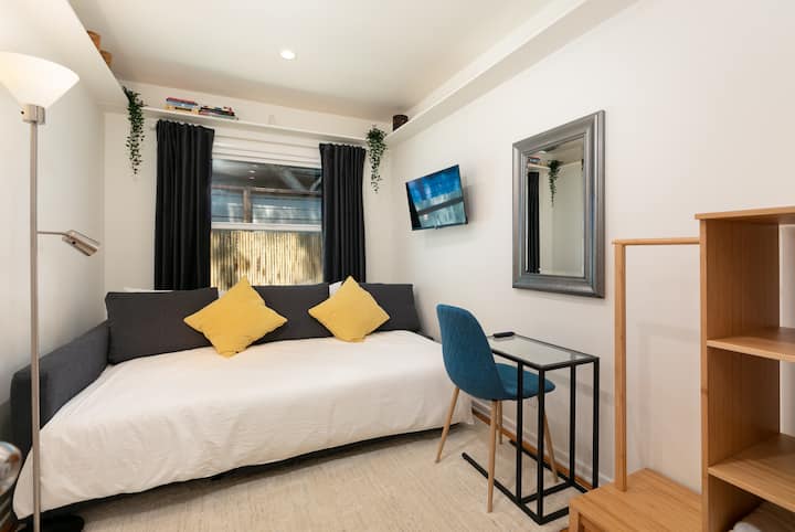La más pequeña de las habitaciones, esta tercera habitación es versátil: salón, oficina o habitación para niños. Chaise se convierte en una cama durmiente. El tamaño está entre una Queen y un Full. Adecuado para 1 o 2  adultos.

Indícanos cómo quieres que esté configurada esta habitación.