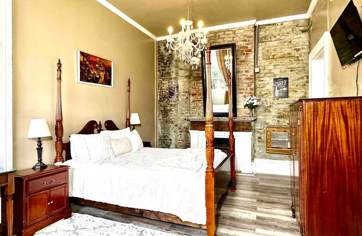 Jazz Suite 2nd floor, private balcony entrance, Jacuzzi tub, shower combo, smart DIRECTV refrigerator