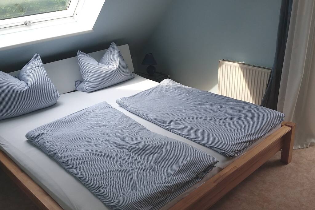 Seperates Schlafzimmer mit französischem Balkon