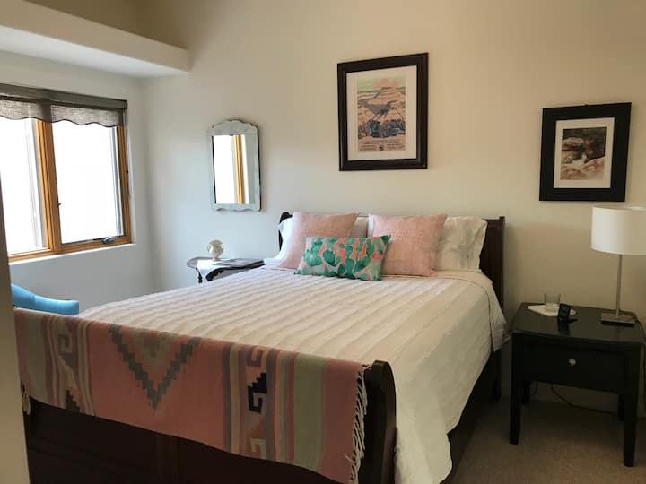 Спалня за гости с хотелско плюшено легло