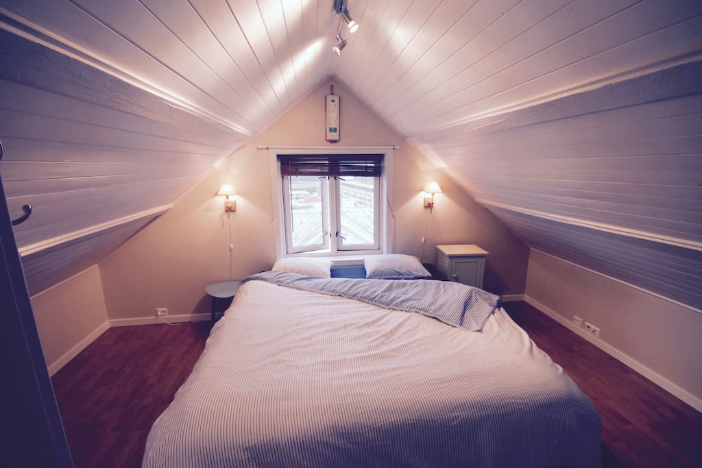 bedroom with kingsize bed