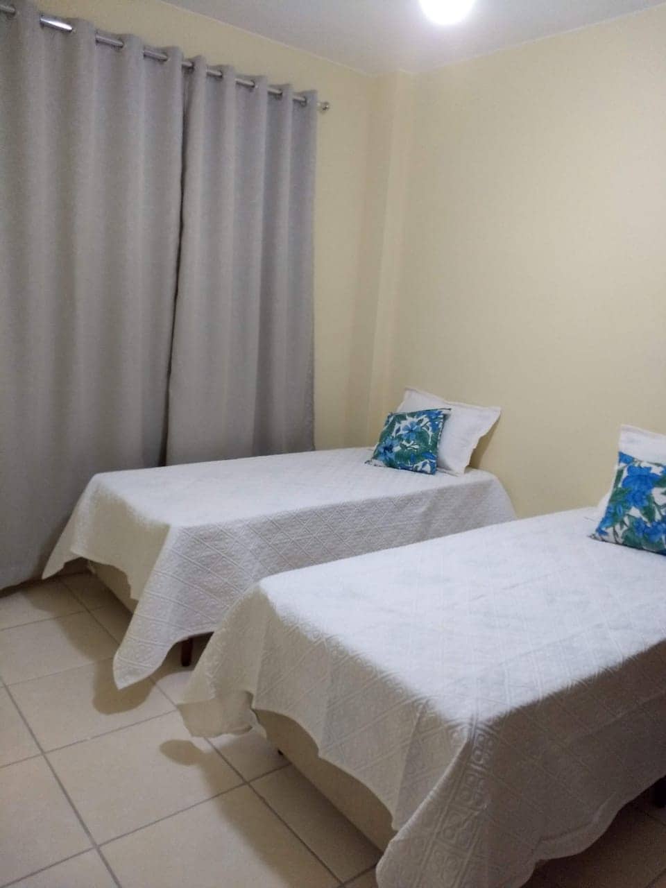 غرفة تضم سريرين فرديين تتحول إلى سرير كينج مزدوج ومروحة سقف وتكييف هواء. إذا كنت ترغب في ذلك ، فسيكون للهواء قيمة إضافية قدرها 20.00 في اليوم .