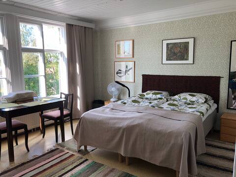 Room in a wooden house in Rautatienpuisto