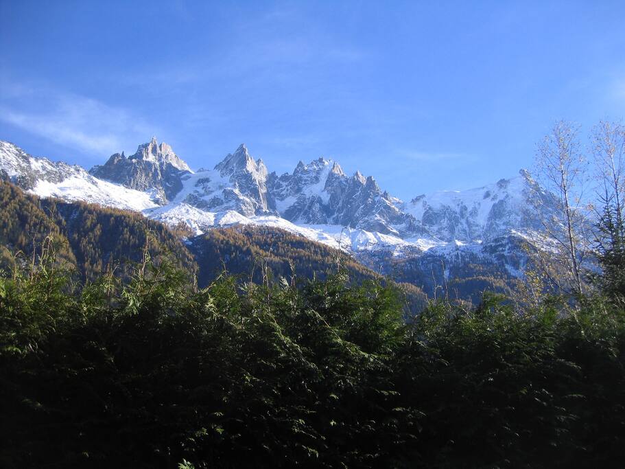 Depuis la terrasse SE: Aiguilles de Chamonix. Sur la droite: Aiguille du Midi