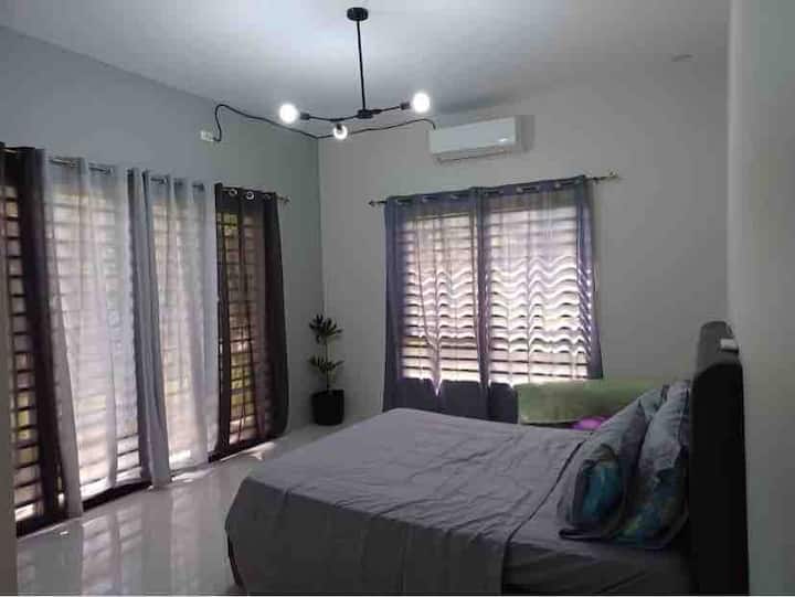 Dormitorio 1: esta habitación tiene baño privado y una ventana con mucha iluminación y vistas a la granja.