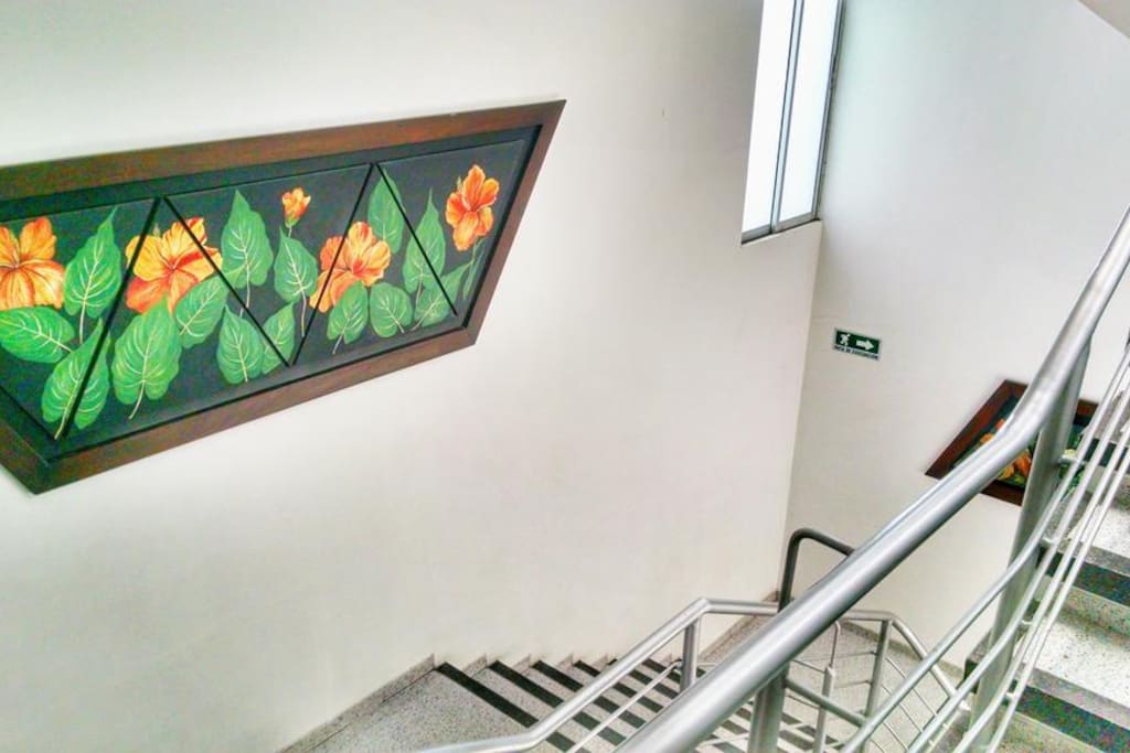 escaleras hacia habitaciones
