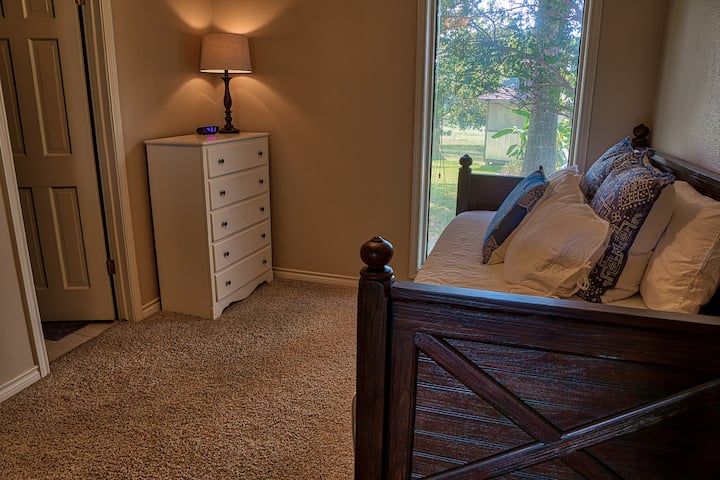 3号卧室有一张舒适的带轮床，配有两张单人床垫，您也可以成为标准双人床。  这间客房与2号卧室共用千斤顶浴室。