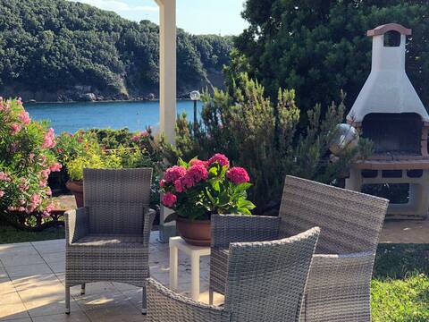 Villa Cacciò on the sea