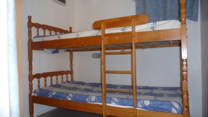 становите се опремени и со претпоставени кревети за возрасни