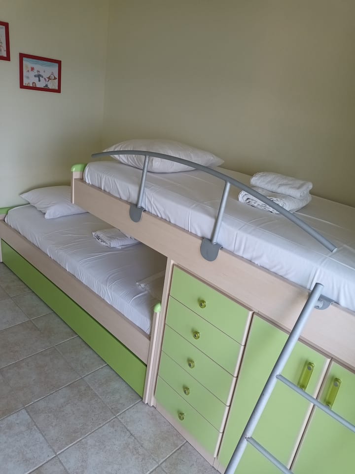 Spavaća soba s tri kreveta za jednu osobu, 1. kat 