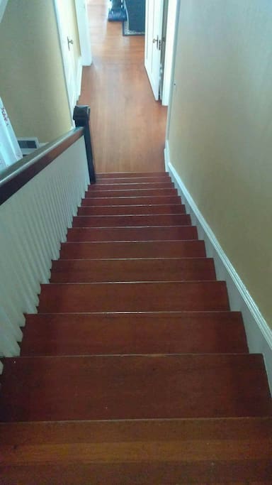 stairs coming down from the upstairs bedrooms/bathroom