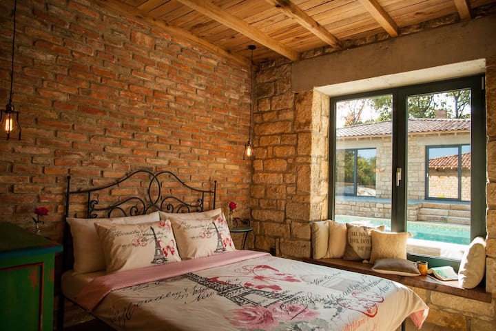 Dormitorio pequeño con vista a la piscina