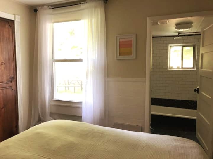 Chumba cha kulala cha Malkia kilicho na ufikiaji kamili wa bafu  