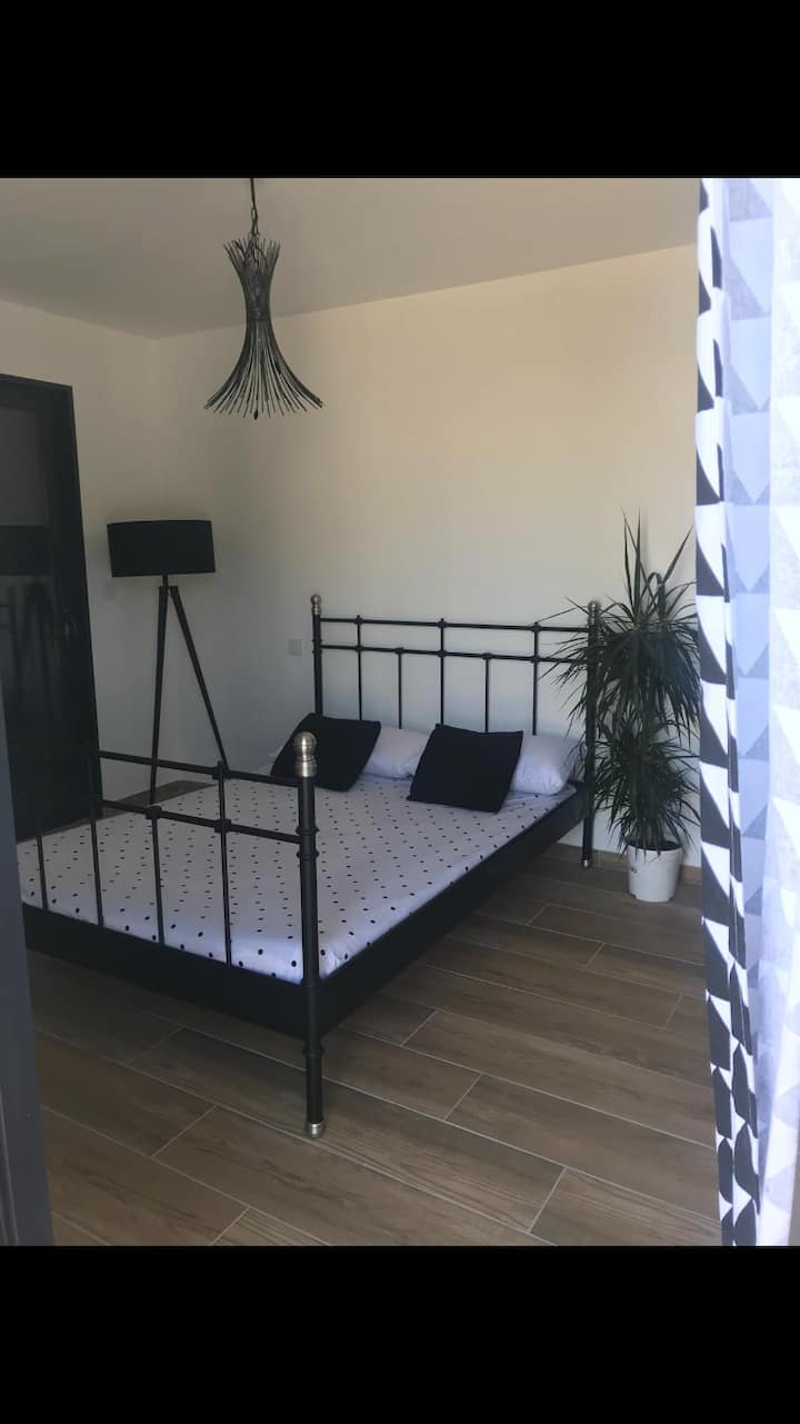 Chambre Vue Sur La Piscine Dans Une Villa - Carpentras