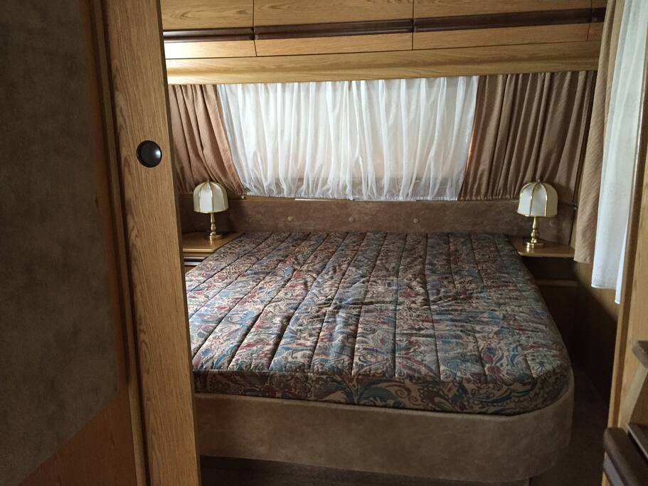Bett im Wohnwagen - Lit en caravane - Bed in caravan -