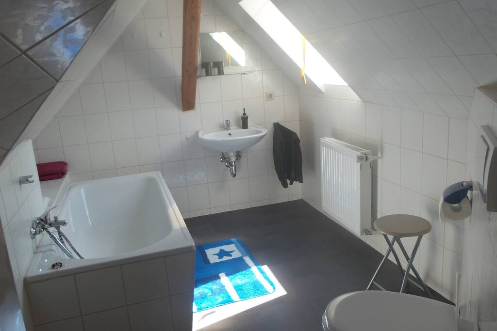 Badezimmer mit Badewanne