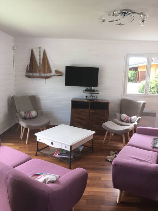 Salon, TV avec DVD pour jeunes enfants