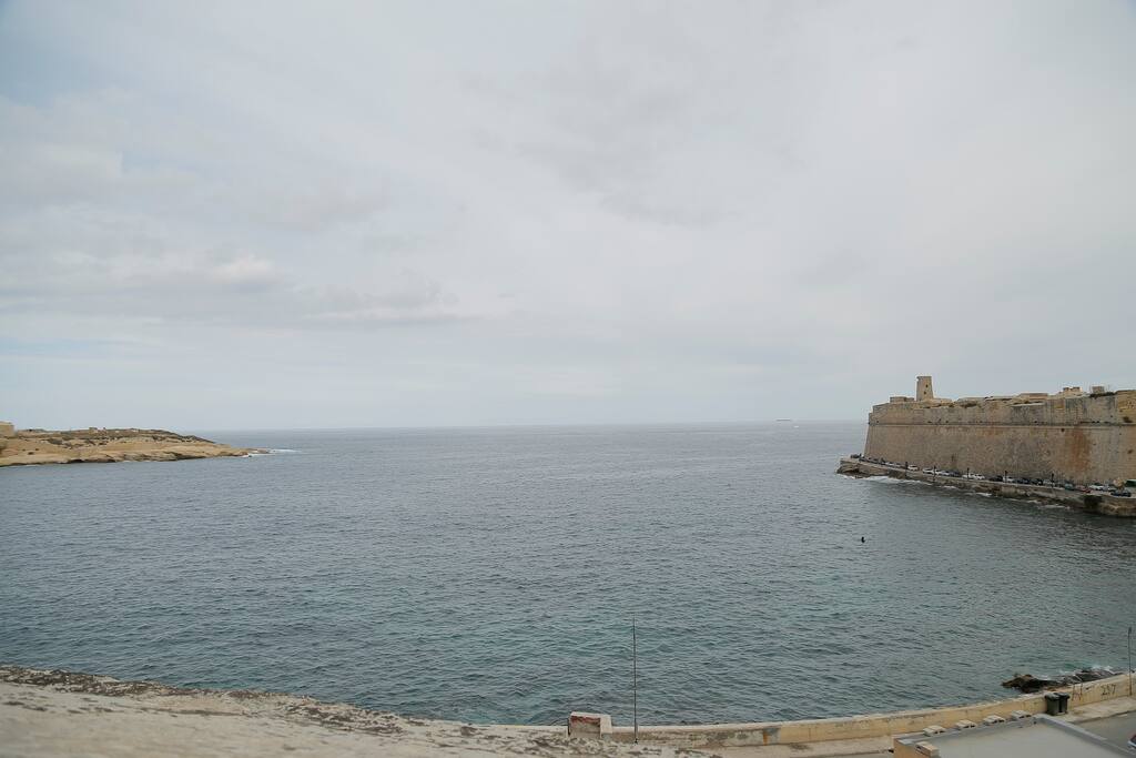 5 mins walk from the House to
Fort St Elmo