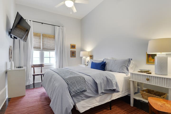 The first of 2 King Size bedrooms this room shares an en suite bathroom, has a large flatscreen TV with Cable and thousands of free of demand movies as well as a clean efficient work space.