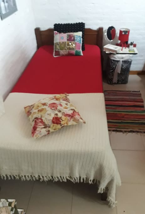Dormitorio con una cama