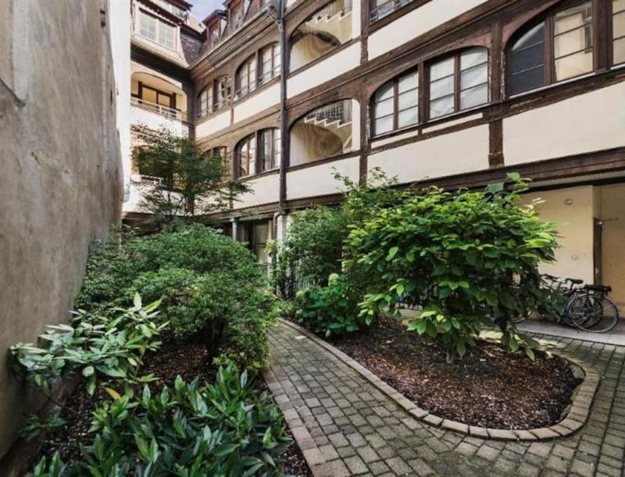 L'appartement se situe dans une cour intérieure, à l'abris de l'effervescence de la ville