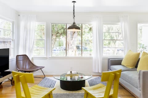 Popular Airbnb listing: Casual Colorful Venice House near Canals,Beach &Abbot Kinney in Venice
