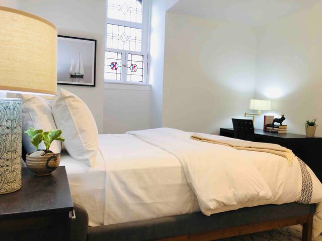 stylish 1300 ft² loft: 3BR + patio @ queen west gallery image 2