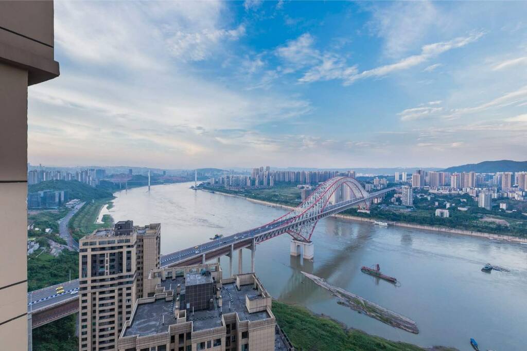 从卧室实拍看窗外的江景
