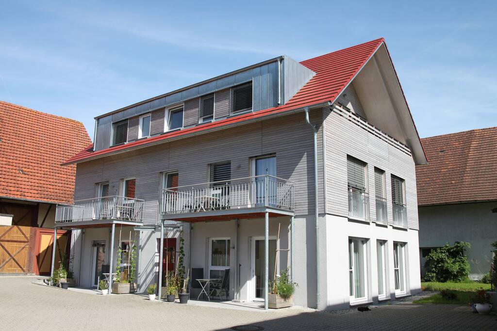 Außenansicht Haus Hopfendarre.
Die Wohnung Jonagold befindet sich im Dachgeschoss.