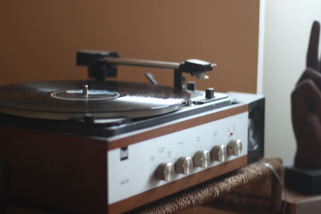 Une vieille platine des années 70 pour écouter un des nombreux vinyls à disposition