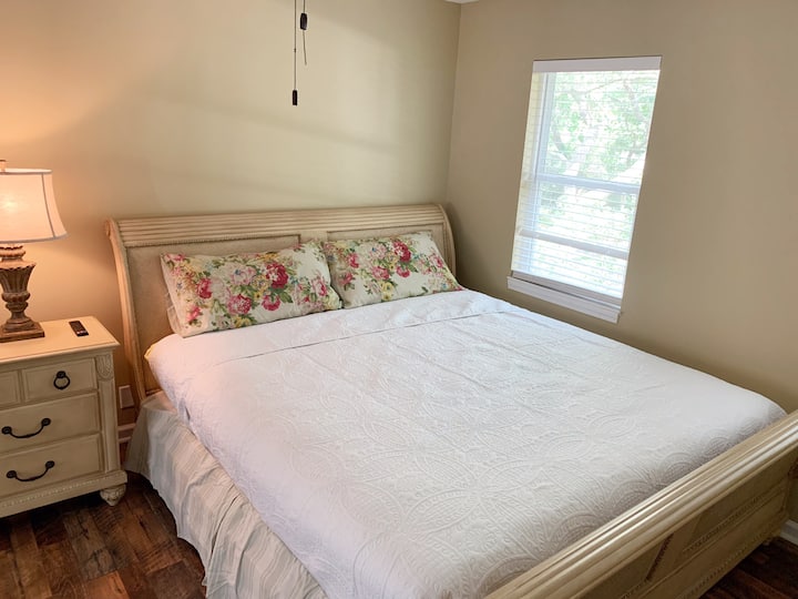 Dhomë gjumi e madhe master me krevat King Size