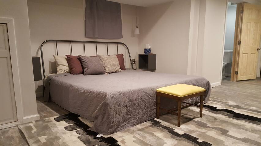 Grey Suite with private bath - Benton Park