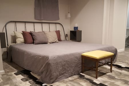 Grey Suite with private bath - Benton Park