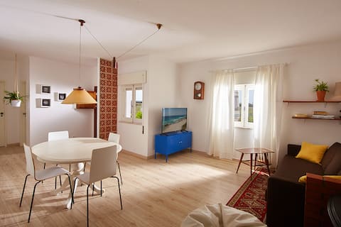 Casa renovada, 1 km das praias e surf spots