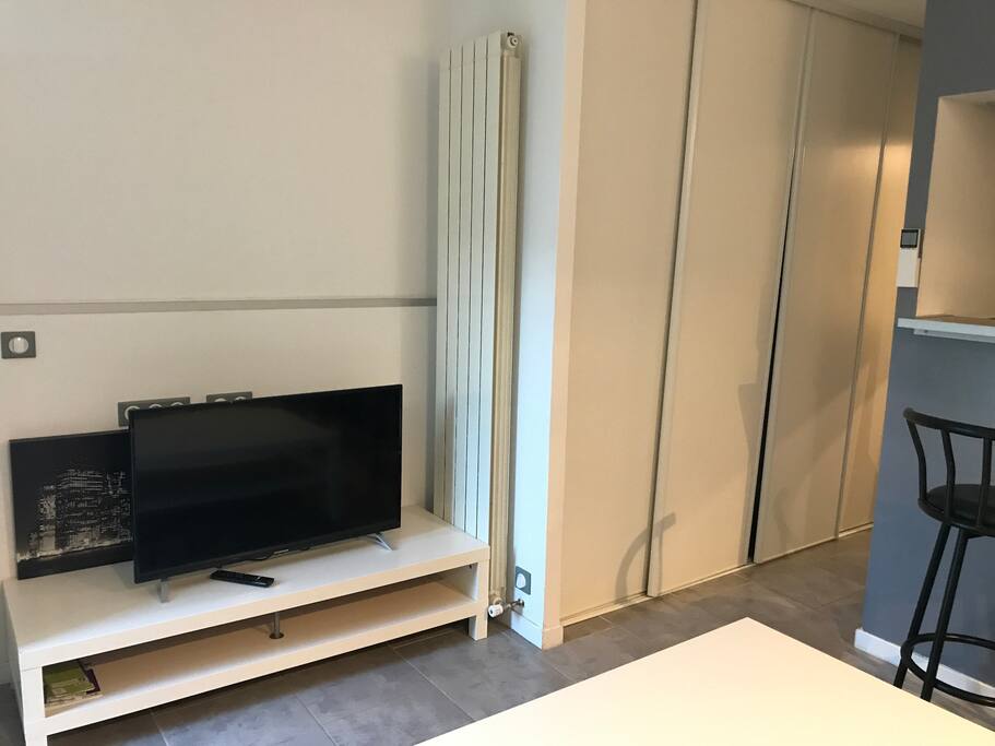 Le Téléviseur et Placard