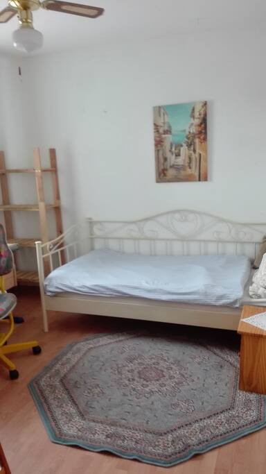 schönes Bett mit Nachttisch