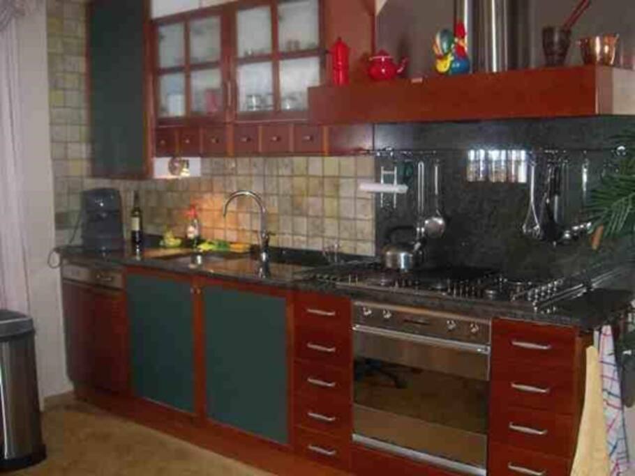 Open keuken met vaatwasser, inbouwoven en magnetron