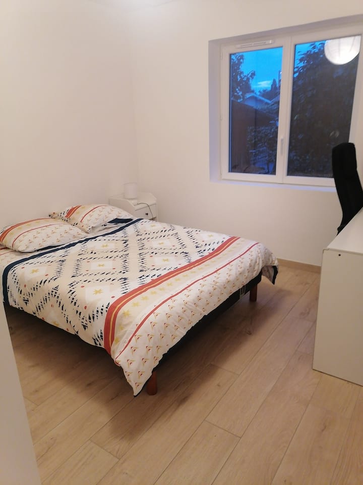 Двойно легло в спалня 140 см с бюро